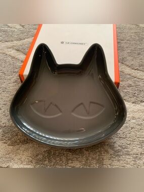 BNIB Le Creuset Limited Edition Cat 19cm Dessert Plate – Flint Grey